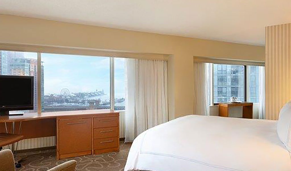 Premier Corner Zimmer mit breitem Doppelbett und Seeblick im Swissôtel Chicago