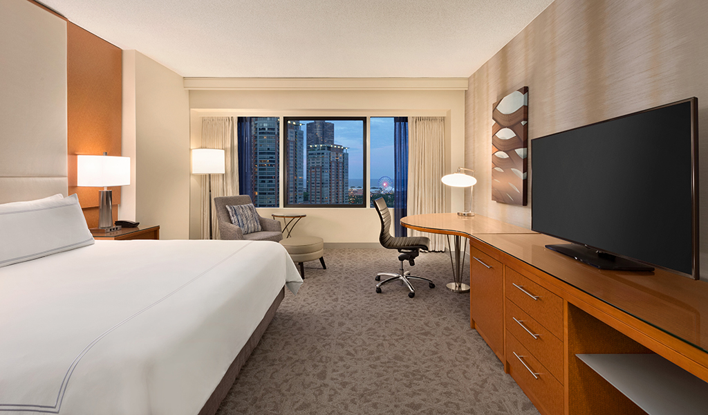 Классический номер с видом на озеро в Swissotel Chicago