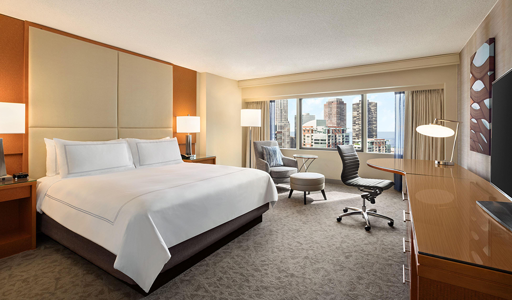 Номер Pinnacle с видом на озеро в Swissotel Chicago