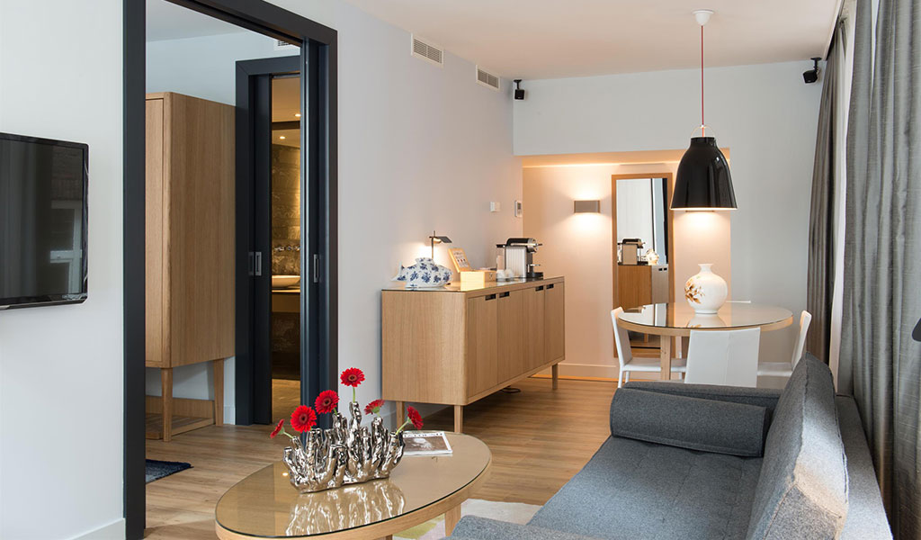 Signature Suite mit Blick zur Stadt im Swissôtel Amsterdam