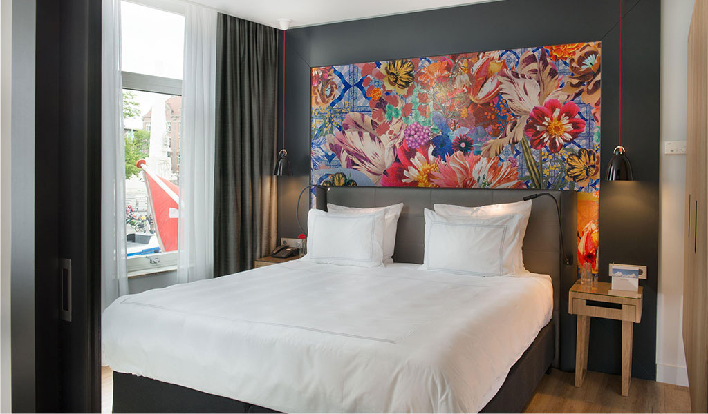 Signature Suite mit Blick zur Stadt im Swissôtel Amsterdam