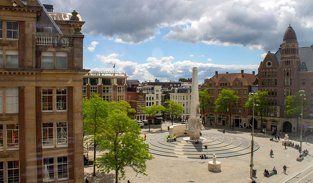 Suite mit Blick zur Stadt im Swissôtel Amsterdam