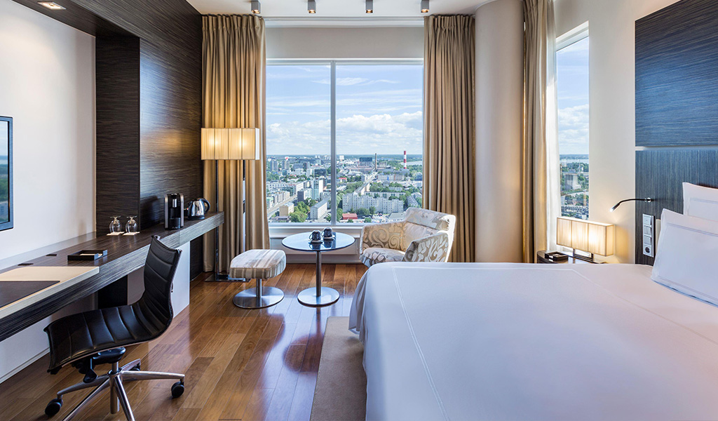 Executive Room mit breitem Doppelbett im Swissôtel Tallinn