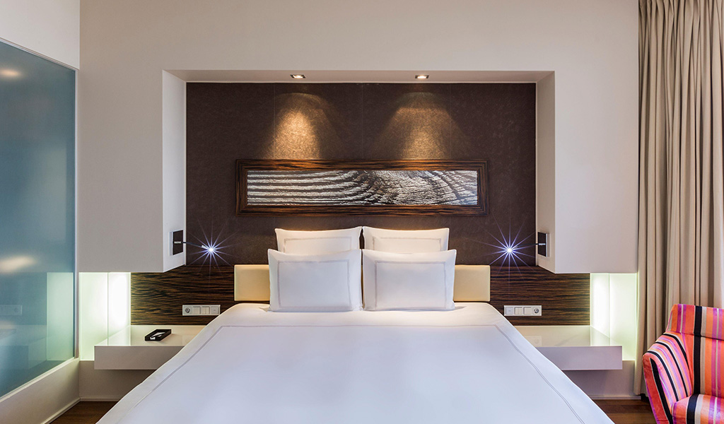غرف سويس آدفانتيتج تحتوي على سرير كبير الحجم مقاس كينج في فندق سويس أوتيل تالين