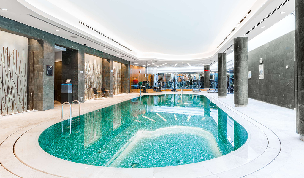 Salle de sport et piscine intérieure au Swissôtel Krasnye Holmy