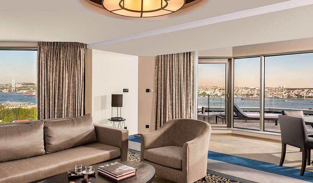 الجناح رجال الأعمال المزود بتِراس في فندق سويس أوتيل البوسفور (Swissotel The Bosphorus)
