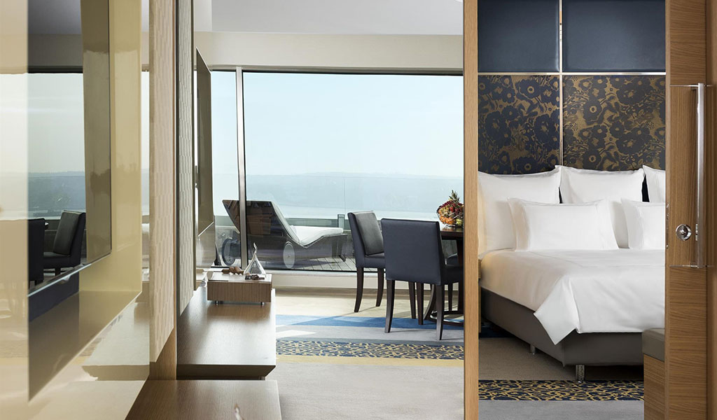 الجناح المجهز بشرفة في فندق سويس أوتيل البوسفور (Swissotel The Bosphorus)
