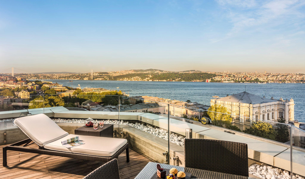 الجناح رجال الأعمال المزود بتِراس في فندق سويس أوتيل البوسفور (Swissotel The Bosphorus)