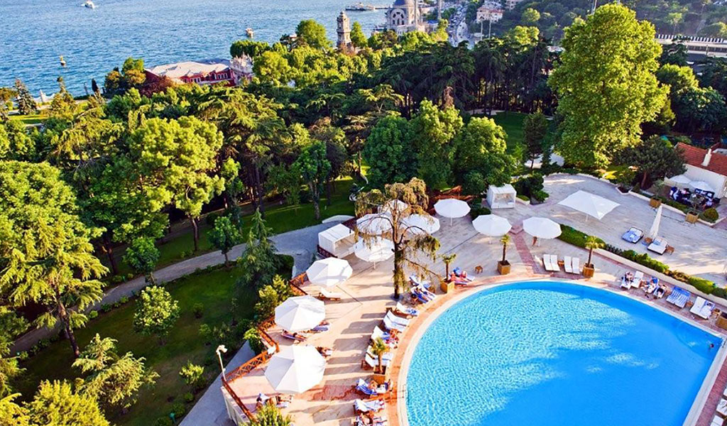 Бассейн на открытом воздухе в Swissotel The Bosphorus