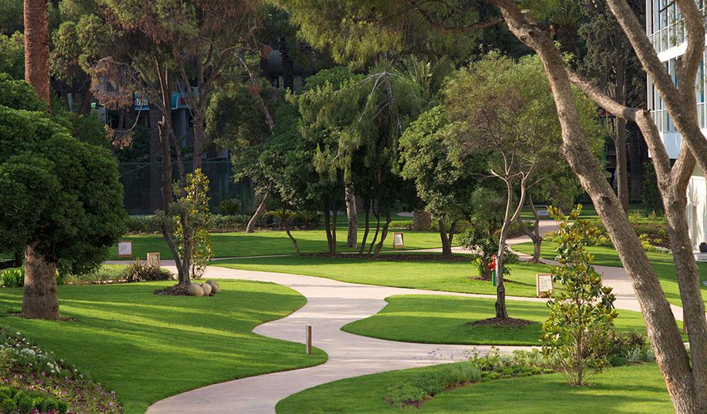 Gärten des Swissôtel Grand Efes Izmir