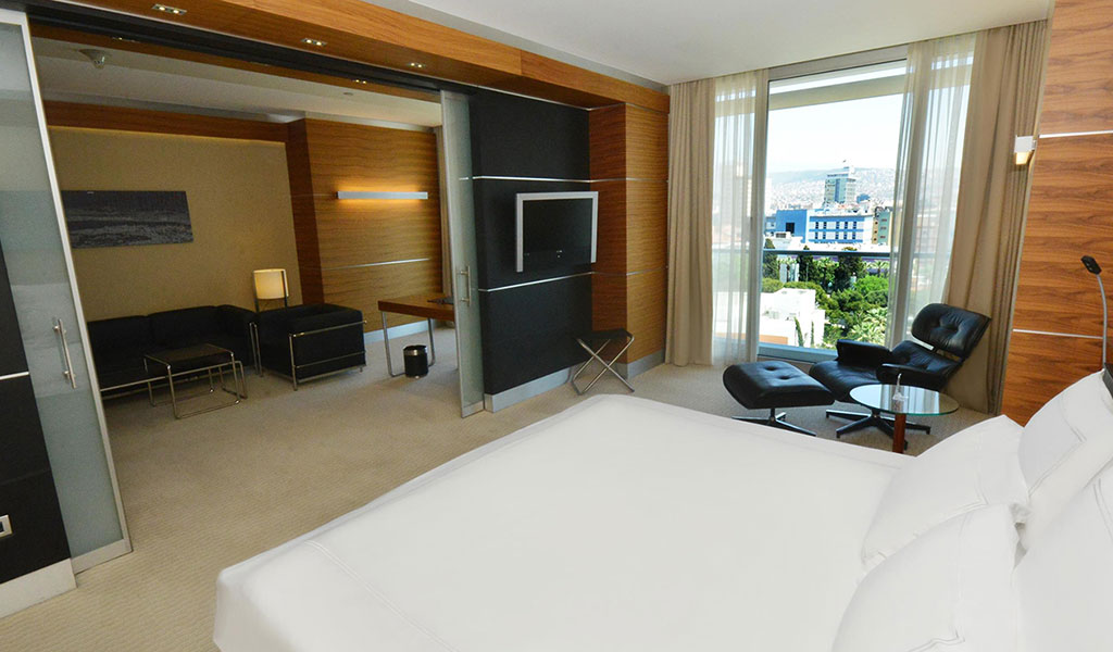 Suite Business con vista al jardín en el Swissôtel Grand Efes Izmir 