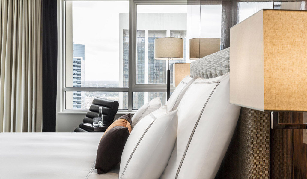 Chambre Signature avec balcon et vue sur la ville au Swissôtel Sydney