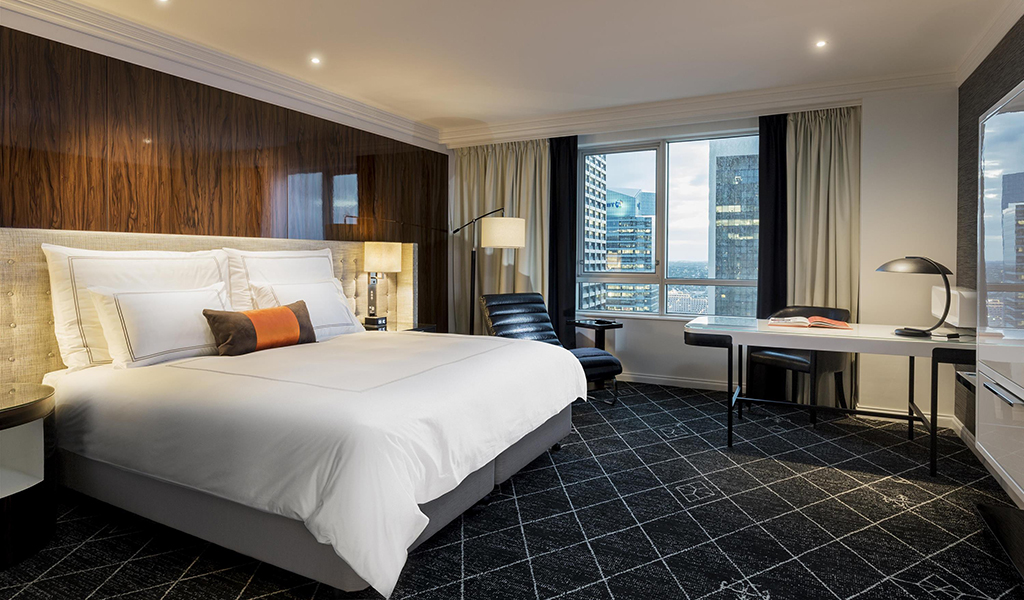 Chambre Signature avec vue sur la ville au Swissôtel Sydney