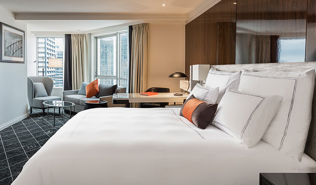 Swiss Select две отдельные кровати и диван в Swissotel Sydney