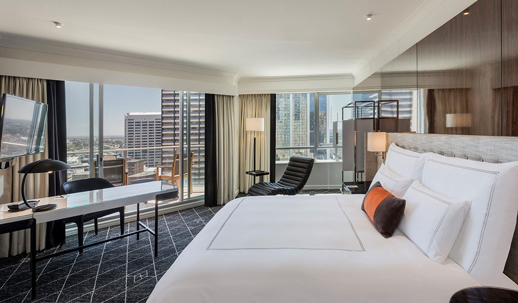 Угловой номер с балконом в Swissotel Sydney