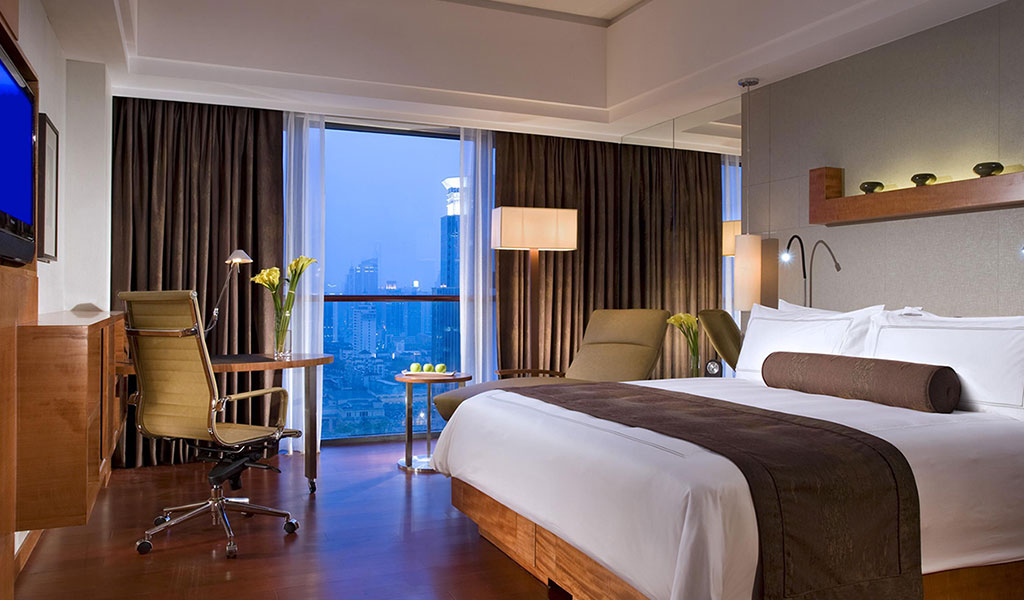 غرف سويس لرجال الأعمال في فندق سويس أوتيل غراند شنغهاي (Swissotel Grand Shanghai)