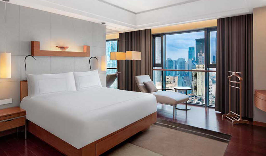 غرف سويس لرجال الأعمال في فندق سويس أوتيل غراند شنغهاي (Swissotel Grand Shanghai)