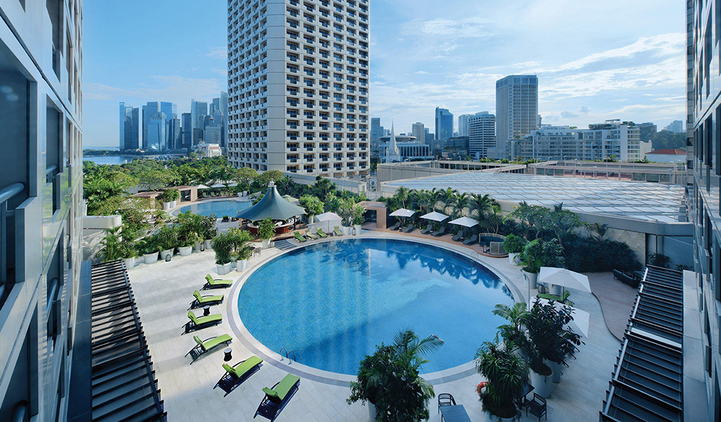 حمام السباحة في فندق سويسوتيل ستامفورد، سنغافورة (Swissotel Stamford Singapore)