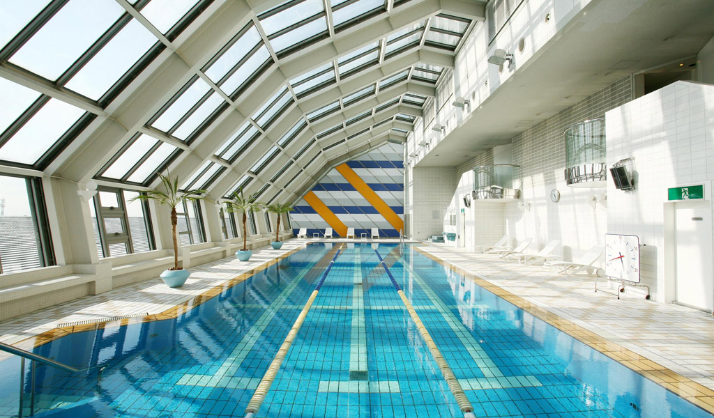 Piscina climatizada interior del Swissôtel Nankai Osaka