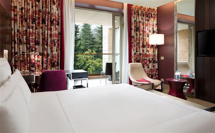 Swiss Advantage Room at Swissotel Kamelia