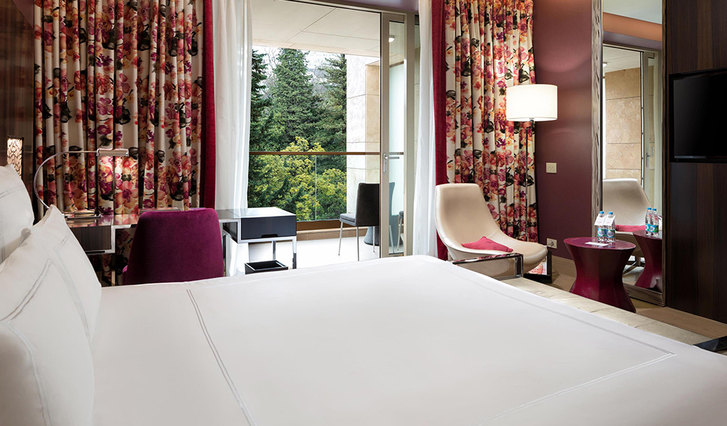 Chambre Swiss Advantage avec lit King size au Swissôtel Kamelia