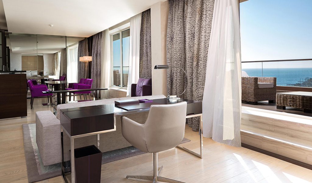 Suite Terrace con vista al mar en el Swissôtel Kamelia