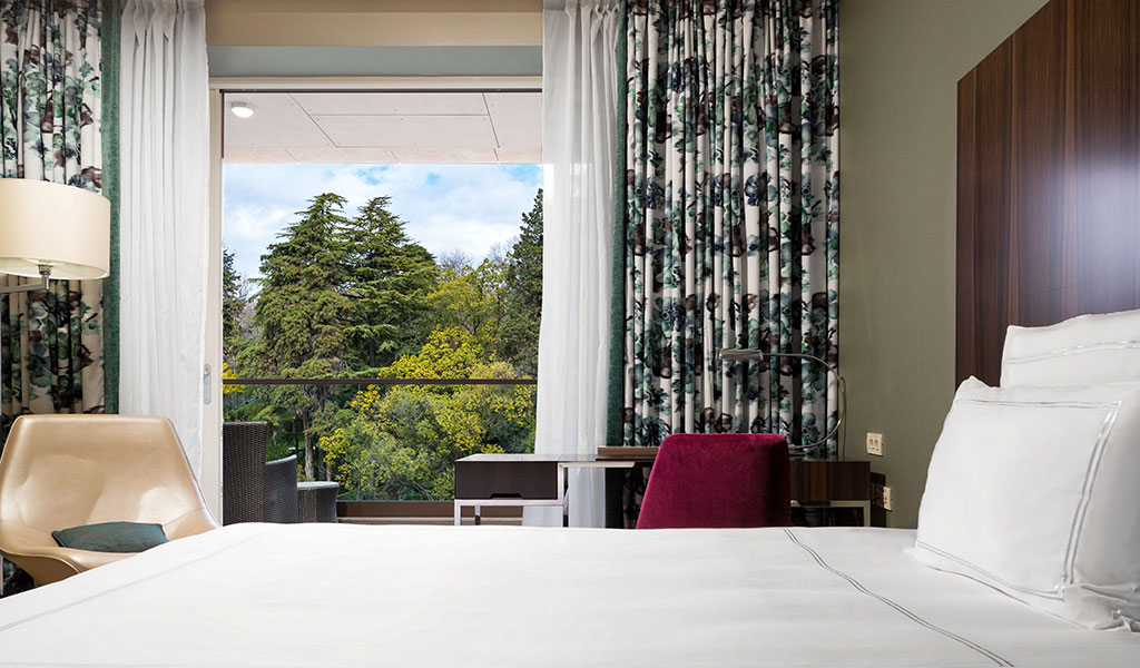 Swiss Advantage Zimmer mit zwei Einzelbetten und Blick auf den Park im Swissôtel Kamelia
