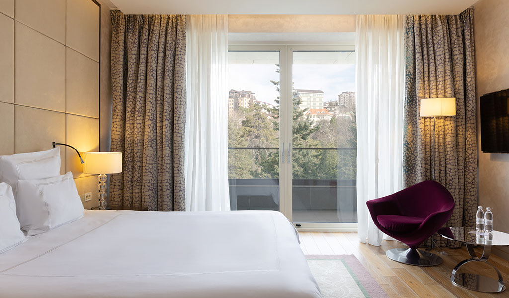 جناح مميز بسرير مقاس كنج في فندق سويس أوتيل كاميليا (Swissotel Kamelia)