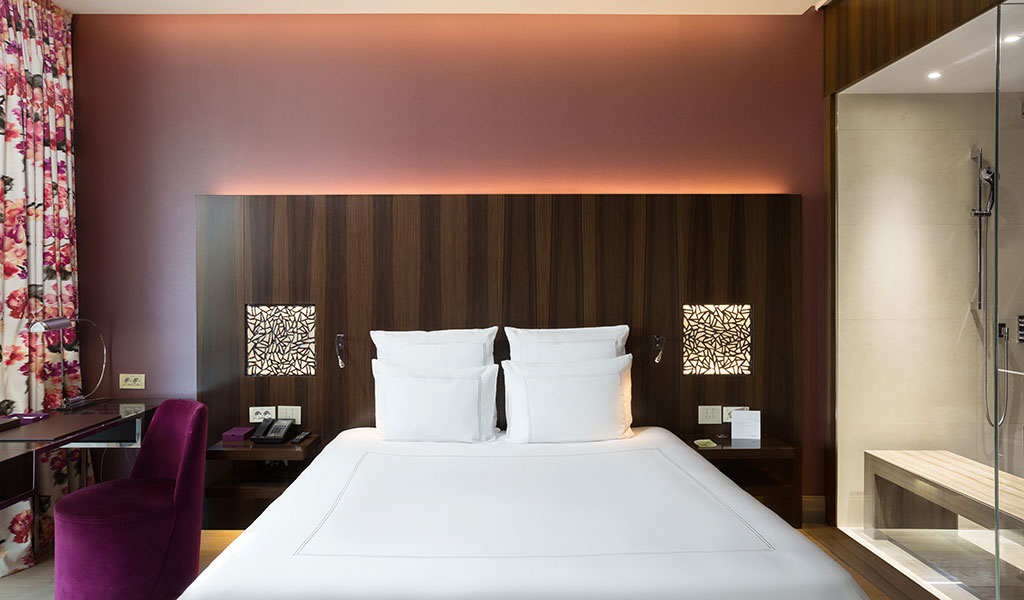 غرفة سويس آدفانتيج بسرير مقاس كنج وإطلالة على الحديقة في فندق سويس أوتيل كاميليا (Swissotel Kamelia)