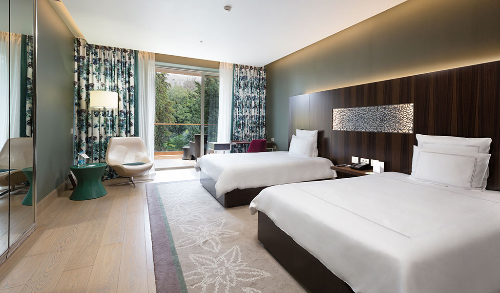غرفة سويس آدفانتيج بسريرين منفردين وإطلالة على الحديقة في فندق سويس أوتيل كاميليا (Swissotel Kamelia)