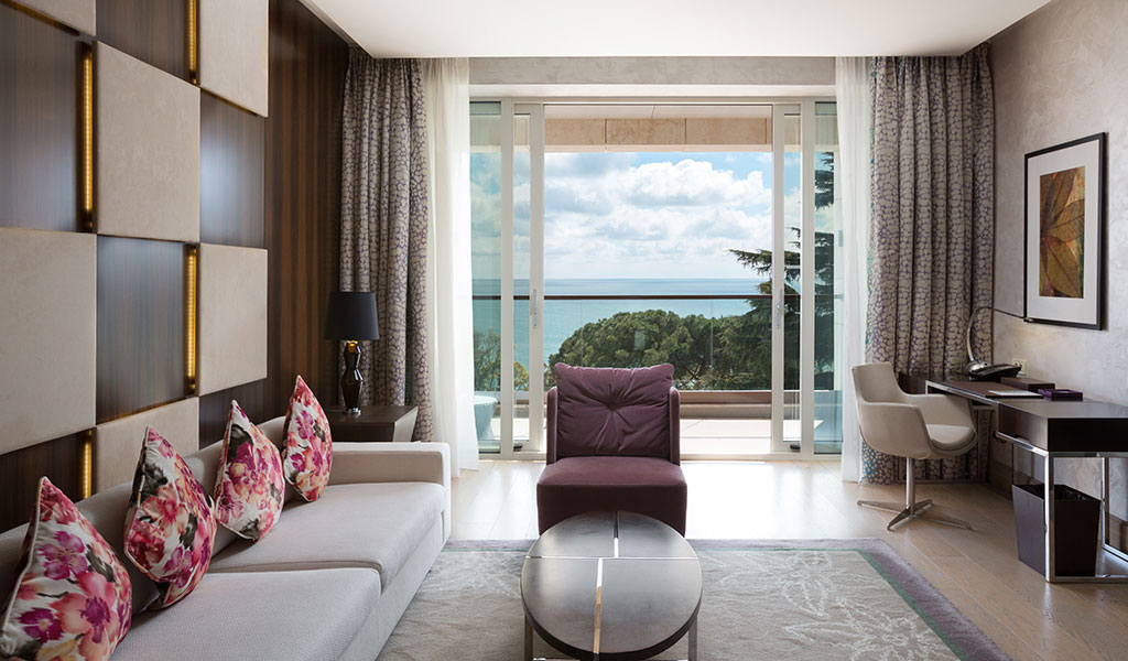 Signature Suite mit Blick auf das Meer im Swissôtel Kamelia